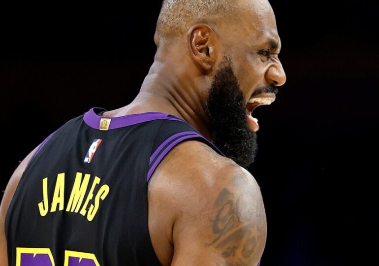 Леброн Джеймс офіційно змінив клуб після восьми сезонів у Лейкерс